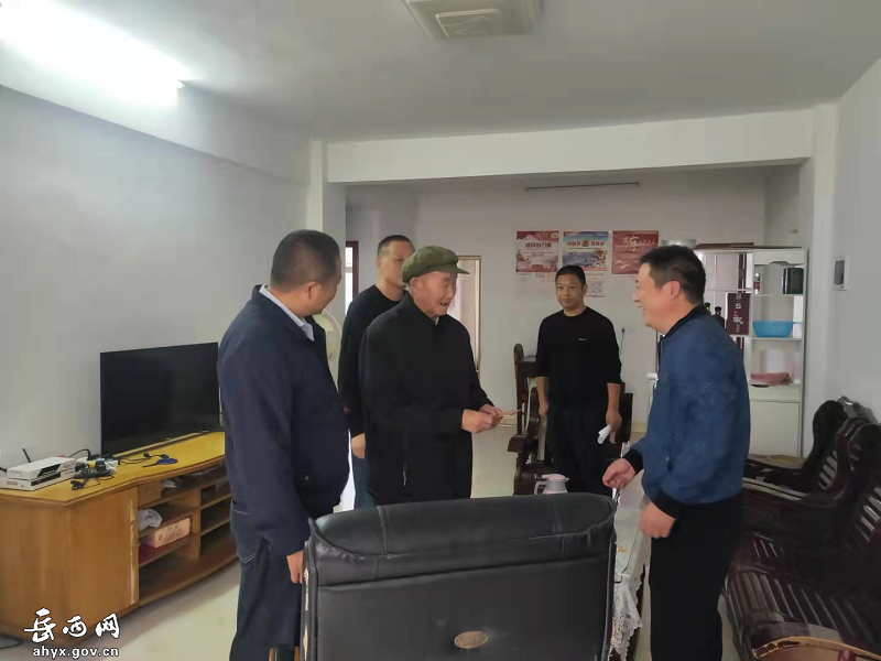 东山社区开展重阳节走访慰问活动